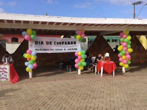 Participação das oficinas do centro de referência de Assistência Social no evento realizado pelo SICOOB ( Dia de Cooperar ) 2015