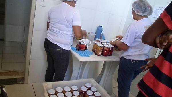 Visita dos Jovens do CRAS a Fábrica de Doces &quot; Sabores do Grama &quot; 2015